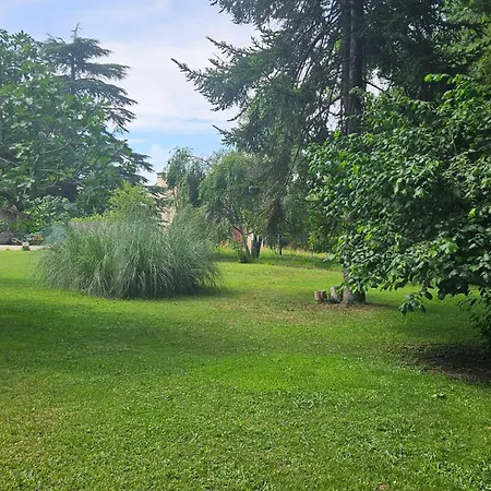 Et Les Deux Chenes Pres De Bergerac