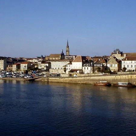 Et Les Deux Chenes Pres De Bergerac