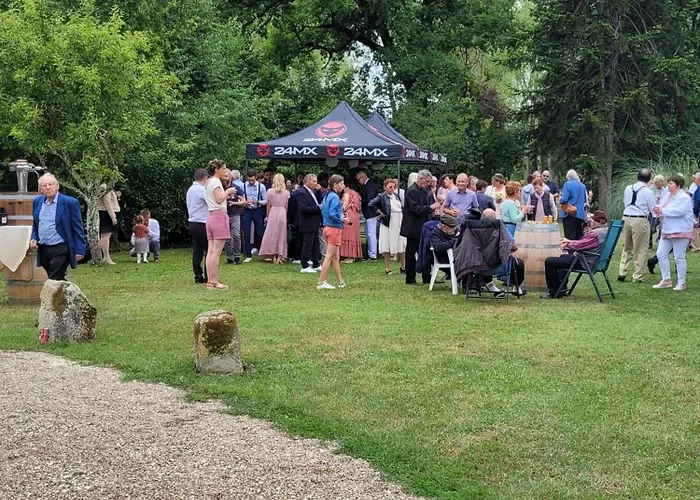 Et Les Deux Chenes Pres De Bergerac