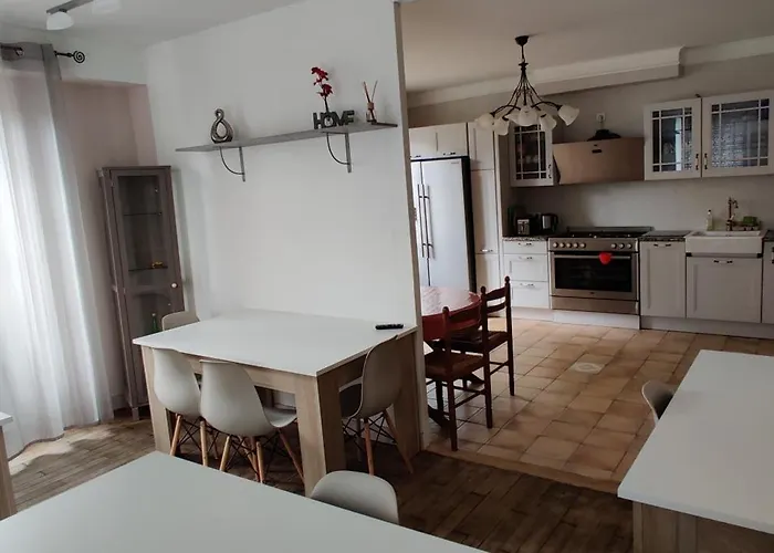 Et Les Deux Chenes Pres De Bergerac